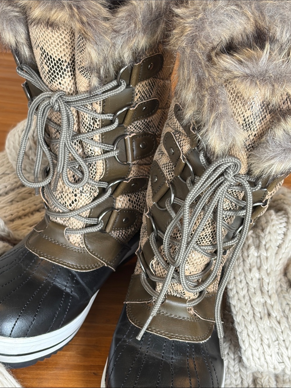 Luxury-Women’s Faux-Fur Trim Lace-Up Winter Boots in Brown